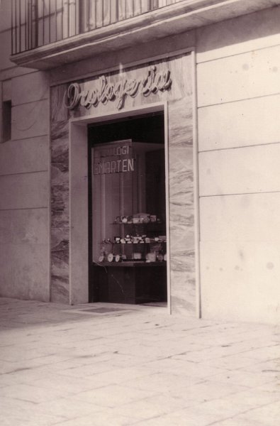 1958, l'orologiaio Moschella e il suo negozio _2.jpg
